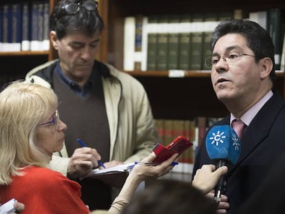 Pedro Izquierdo atiende a los medios tras el sorteo p&uacute;blico del jueves. 