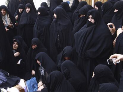 Mujeres velan el cuerpo del gran ayatolá Hosein Alí Montazeri en la ciudad de Quom.