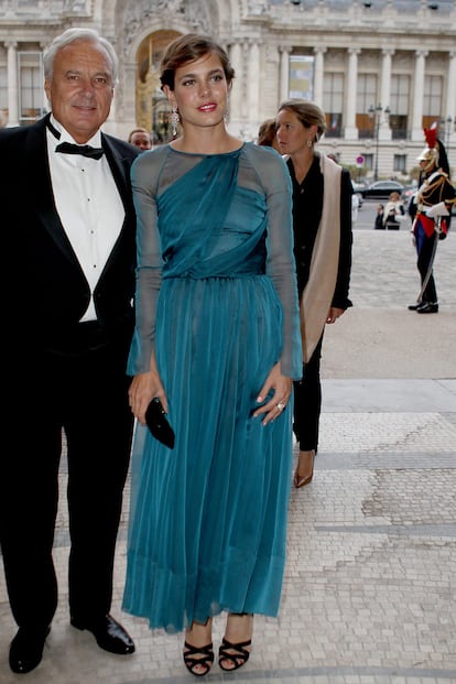 Carlota Casiraghi también es de esas celebrities que conocemos incluso desde antes de nacer. También la hemos visto crecer y, a pesar que lleva desde muy tierna edad enfrentándose a actos oficiales y alfombras rojas, ha conseguido siempre vestirse y maquillarse como alguien de su edad. Y, lo más importante, no dar ni una quinta parte de los escándalos que dieron en su día su madre y sus tíos.