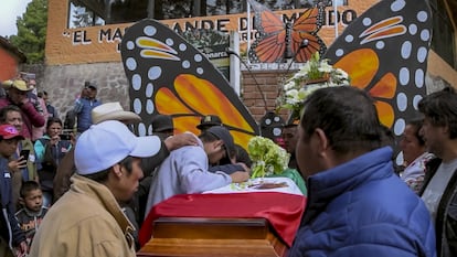 La bara di Héctor Gómez viene trasportata nel quartiere di El Rosario, in un'immagine tratta da