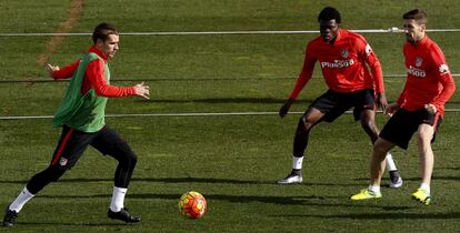 Griezmann conduce el bal&oacute;n ante Thomas y Gabi.