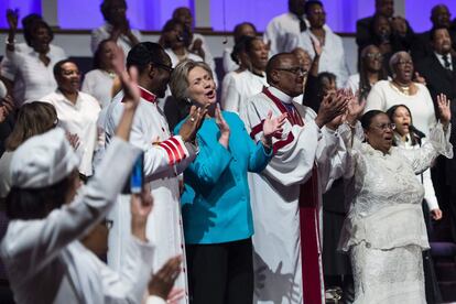 Hillary Clinton en un acto religioso en la iglesia Mt. Airy en Filadelfia, Pensilvania, el 6 de noviembre.
