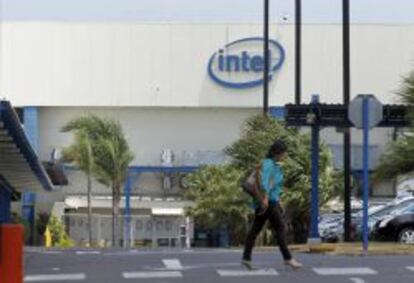 Intel, el mayor fabricante de microprocesadores del mundo, anunci&oacute; hoy un beneficio neto de 1.900 millones de d&oacute;lares (unos 1.375 millones de euros) en los tres primeros meses del a&ntilde;o.