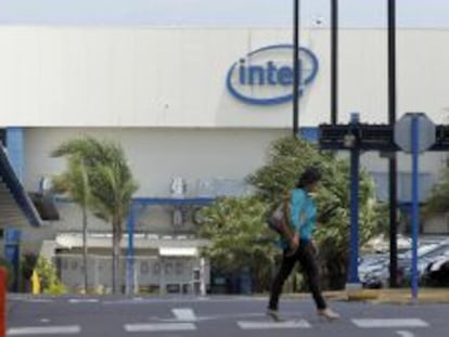 Intel, el mayor fabricante de microprocesadores del mundo, anunci&oacute; hoy un beneficio neto de 1.900 millones de d&oacute;lares (unos 1.375 millones de euros) en los tres primeros meses del a&ntilde;o.