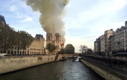 Les flames i el fum s'eleven sobre Notre-Dame. Les hipòtesis apunten al fet que l'origen de l'indendi podria estar relacionat amb els treballs de renovació que es duien a terme a la històrica catedral.