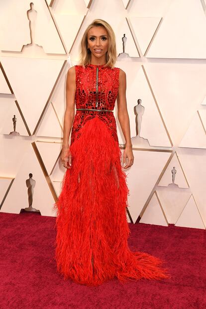 La televisiva Giuliana Rancic, un año más fue de las primeras en posar en la alfombra roja de los Oscar. Atelier Zuhra firmó su vestido rojo.