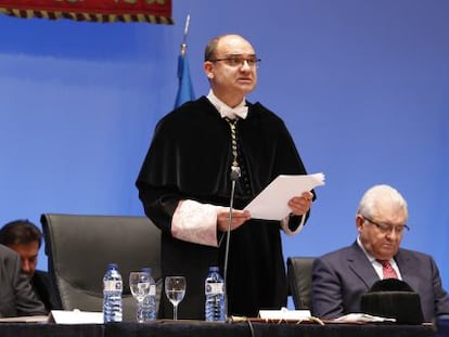 El rector de Alicante, Manuel Palomar, y a su izquierda el director general de Universidades, Jos&eacute; Miguel Saval. 