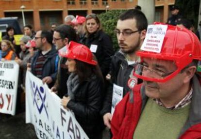 Representantes de padres de alumnos concentrados el viernes ante la Consejería de Educación.