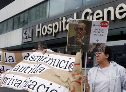 Concentración de trabajadores en las puertas del hospital La Paz en noviembre.