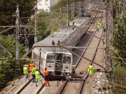 Equipos técnicos de Renfe y Adif trabajan para encarrilar el tren Talgo en Sitges (Barcelona), este martes.