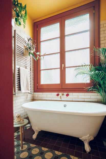 La atmósfera de este baño es de las más caribeñas y cálidas del piso. La bañera con patas es un diseño de Entorno Baño.