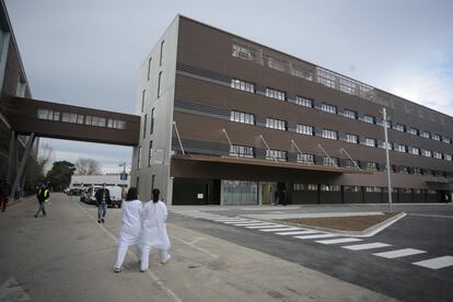 El anexo que ha construido el hospital de Bellvitge para atender y tratar a enfermos covid-19.