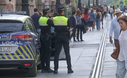 Dos agentes de policía local observan la avenida de la Constitución, este jueves.