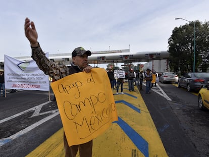 Manifestantes bloquean la caseta de la autopista Toluca-Atlacomulco para exigir mayor apoyo al campo