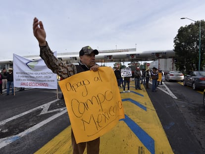 Manifestantes bloquean la caseta de la autopista Toluca-Atlacomulco para exigir mayor apoyo al campo