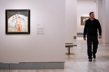 Un hombre pasa cerca del cuadro de Lucian Freud 'Muchacha desnuda'.
