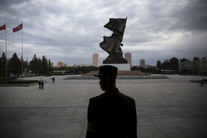 Hasta once efigies, en estatuas, murales o carteles, decoran el recorrido entre el aeropuerto y el centro de la capital, todas ellas cubiertas de luz. Invariablemente, cualquier otro punto iluminado guarda alguna relación con la dinastía que gobierna el país desde hace 70 años. En la imagen, un soldado hace guardia en las puertas del Museo de la Guerra en Pyongyang.