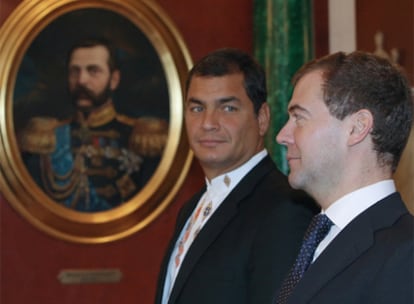 Rafael Correa (izquierda) y  Dmitri Medvédev, ayer en el Kremlin.