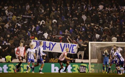 Hinchas del Riazor Blues sujetan una pancarta alusiva al aficionado deportivista Francisco Romero, 'Jimmy', en un partido del Deportivo contra el Athletic de Bilbao en 2015.
