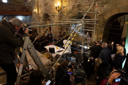 Opening Juan Mariño de Sotomayor’s tomb in the Sobrán chapel in Vilaxoán (Pontevedra, in Galicia, a region in northwestern Spain), where the possible cousin of Christopher Columbus is buried.