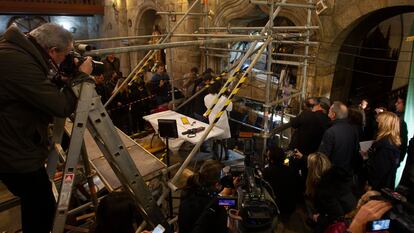 Opening Juan Mariño de Sotomayor’s tomb in the Sobrán chapel in Vilaxoán (Pontevedra, in Galicia, a region in northwestern Spain), where the possible cousin of Christopher Columbus is buried.