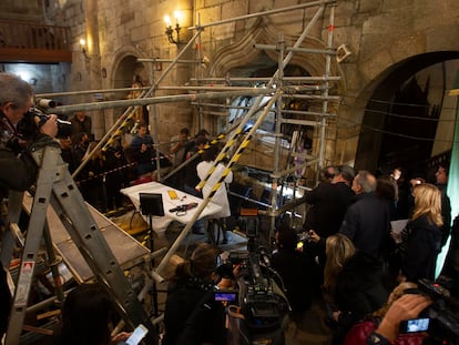 Opening Juan Mariño de Sotomayor’s tomb in the Sobrán chapel in Vilaxoán (Pontevedra, in Galicia, a region in northwestern Spain), where the possible cousin of Christopher Columbus is buried.