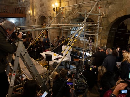 Apertura de la tumba de Juan Mariño de Sotomayor en la capilla de Sobrán en Vilaxoán (Pontevedra), donde está enterrado el supuesto antepasado de Cristóbal Colón.