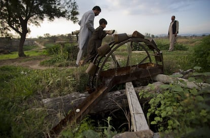 Granjeros paquistaníes usan un 'rehat', un método tradicional para obtener agua por irrigación en los suburbios de Islamad, la capital del país.