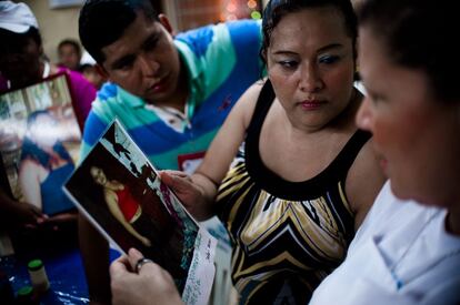 Con el apoyo del colectivo Brigada Callejera y Médicos del Mundo, las madres con hijas o hermanas desparecidas hicieron un recorrido por cantinas y zonas donde las chicas son explotadas sexualmente.