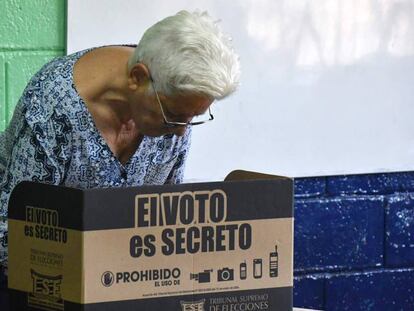 Una mujer vota en San José, Costa Rica.