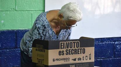 Una mujer vota en San José, Costa Rica.