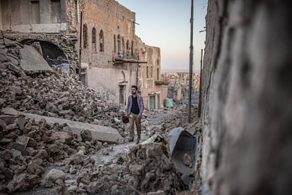 Fahad Herbo recorre las ruinas de la ciudad de Sinjar junto a su “Tembur” instrumento musical tradicional yazidí. El 3 de agosto de 2014 el autoproclamado Estado Islámico invadió las poblaciones de Sinjar con el objetivo de exterminar al pueblo yazidí, asesinando a los hombres, reclutando como soldados a los niños y secuestrando y esclavizando sexualmente a las niñas y mujeres.