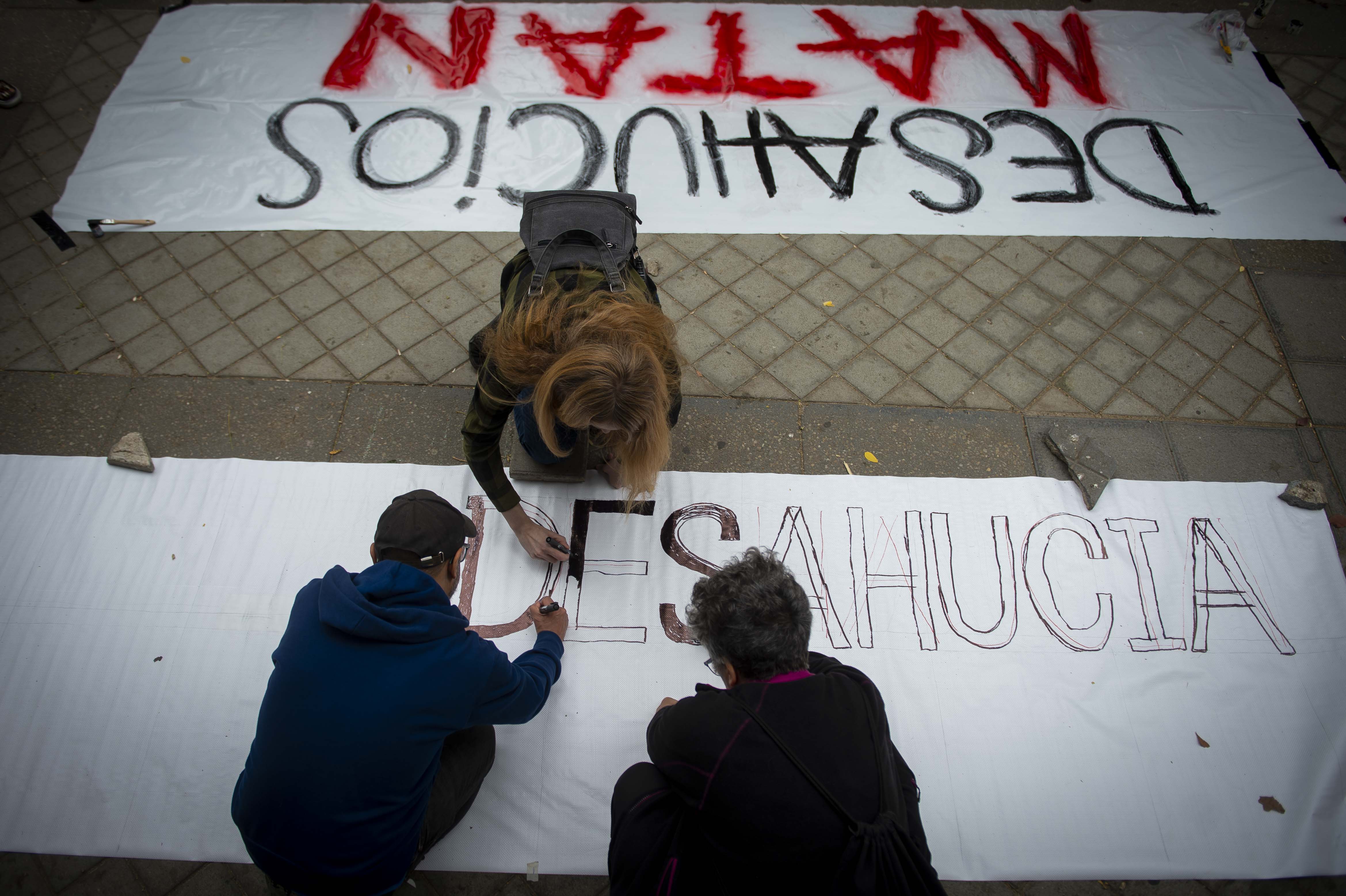 Los activistas que alzaron la pancarta de la vivienda