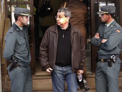 El actual alcalde de Montroi, Antonio Polo, con dos guardias civiles ante el Ayuntamiento.