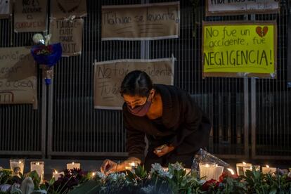 Vecinos, familiares y amigos realizan una velada en homenaje a las víctimas del colapso del metro, en la estación Los Olivos de la línea 12.