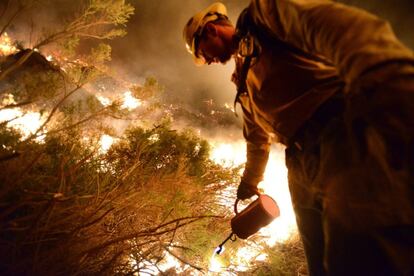 Bomberos intentan extinguir las llamas de un incendio declarado cerca de Azusa en California (Estados Unidos) ayer, jueves 16 de enero de 2014.