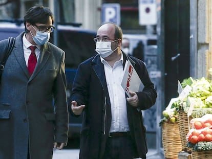 El ministro de Sanidad y secretario de organización del PSC, Salvador Illa, acompañado del secretario general del PSC, Miquel Iceta, a su llegada esta tarde a la sede del partido en Barcelona.