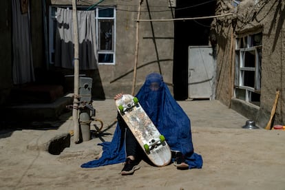 Las mujeres que practicaban deporte en Afganistán han sido intimidadas con visitas y llamadas telefónicas de los talibanes advirtiéndoles de que no lo hagan nunca más. Lo consideran una violación del pudor de la mujer y de su papel en la sociedad. En la imagen, una mujer posa con su tabla para patinar, una tabla que ha tenido que guardar desde hace año y medio.