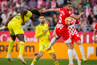 Etta Eyong (izquierda) marca el gol de la victoria del Villarreal ante el Girona.
