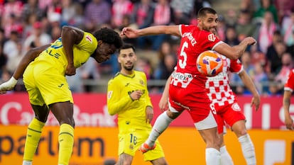 Etta Eyong (izquierda) marca el gol de la victoria del Villarreal ante el Girona.