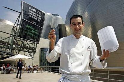 Josean Martínez, en la puerta del Museo Guggenheim Bilbao.