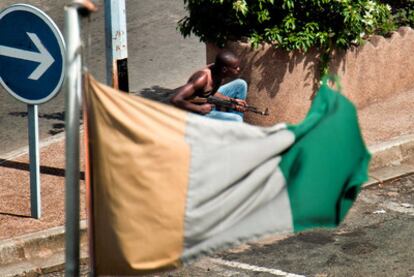 Un miliciano pro-Gbagbo se atrinchera en una calle de Abiyán.