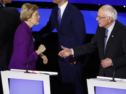 A senadora democrata Elizabeth Warren e o senador Bernie Sanders saúdam-se no debate.