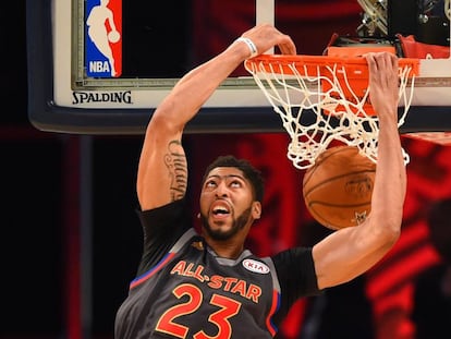 Anthony Davis efectúa un mate en el partido de las Estrellas.