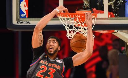 Anthony Davis efectúa un mate en el partido de las Estrellas.