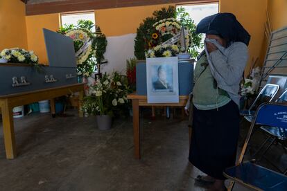 Roselia Domínguez, madre de Isauro Martínez , de 21 años de edad, junto a su féretro la comunidad de Llano Crucero.