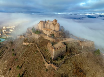 El castillo de Cardona en Cataluña alberga actualmente un Parador Nacional.