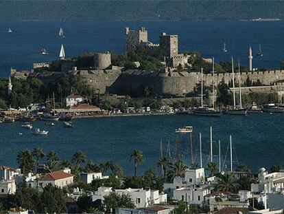 Vista de la bahía de Bodrum, al suroeste de Turquía. Al fondo, la fortaleza, convertida en 1964 en Museo de Arqueología Submarina.