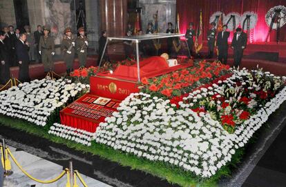 El féretro de Kim Jong-Il, rodeado de flores, en el palacio Kumsusan de Pyongyang.