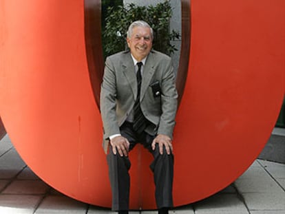 Mario Vargas Llosa, ayer en la sede del Grupo Santillana en Madrid.